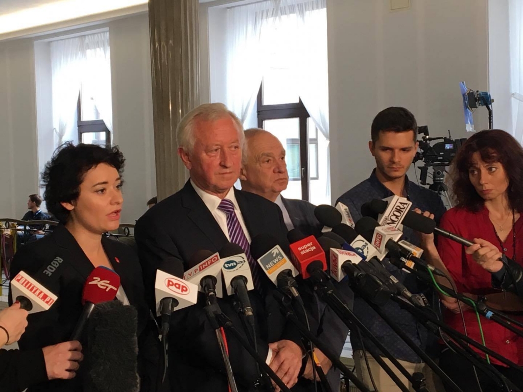 Żukowska: Naginanie Konstytucji Rzeczpospolitej Polskiej do widzimisię prezydenta skandaliczne