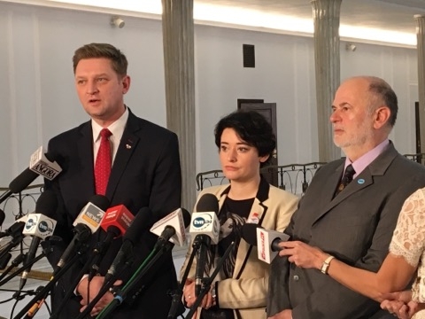 SLD znowu zbiera podpisy. Najpierw Ratujmy Kobiety, teraz mundurowi